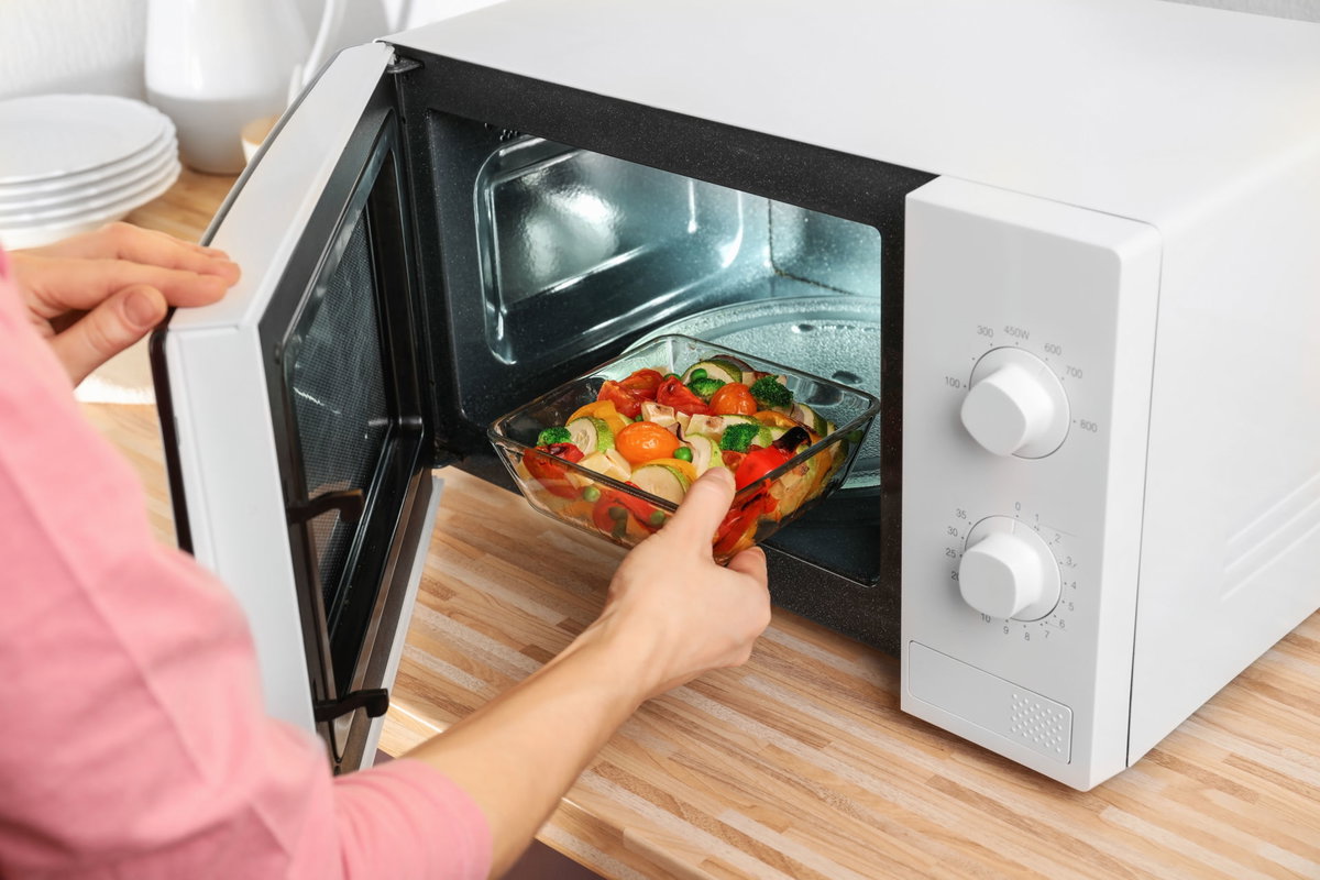 Essen aufwärmen in der Mikrowelle
