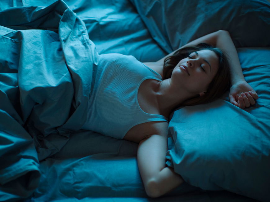 Frau im Bett schläft