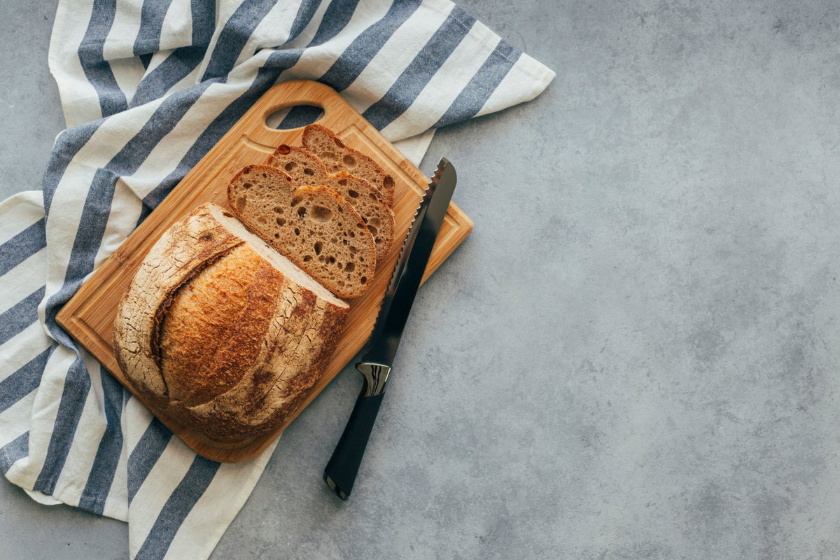 Frisches Brot auf Brett und Handtuch
