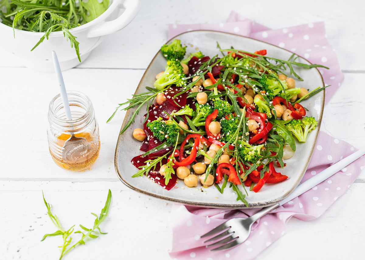 Kichererbsen Gemüse Salat mit Sesamdressing