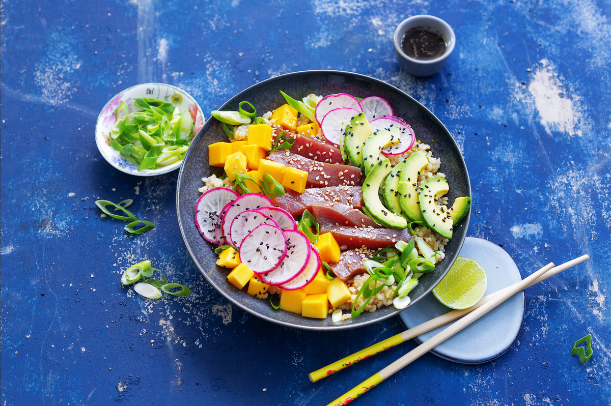 Poke Bowl mit Thunfisch und Sesam
