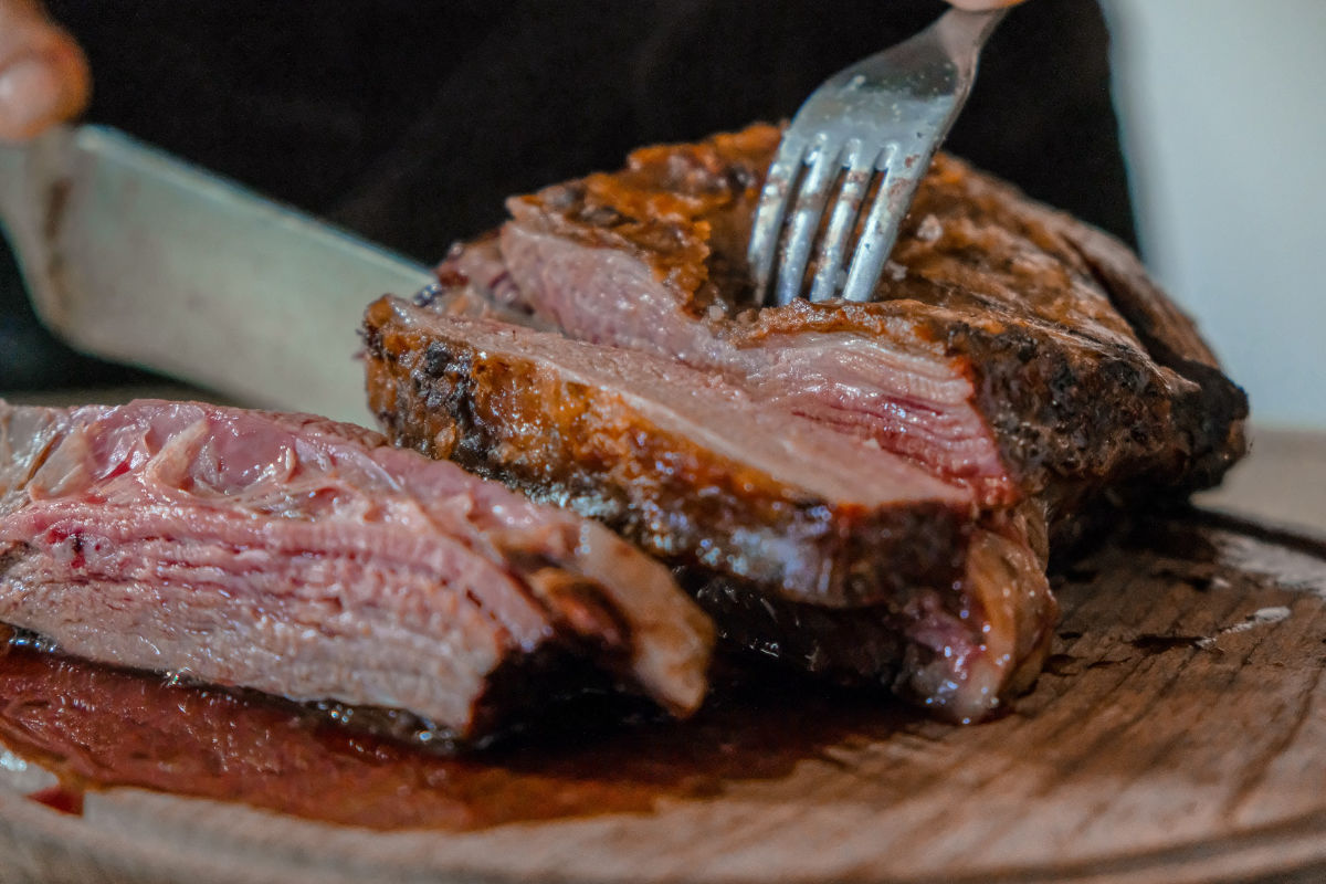 Meiden Sie rotes Fleisch, da es Darmkrebs begünstigen kann.