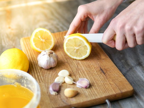 Knoblauch-Zitronen-Kur: Wie gesund ist sie wirklich?