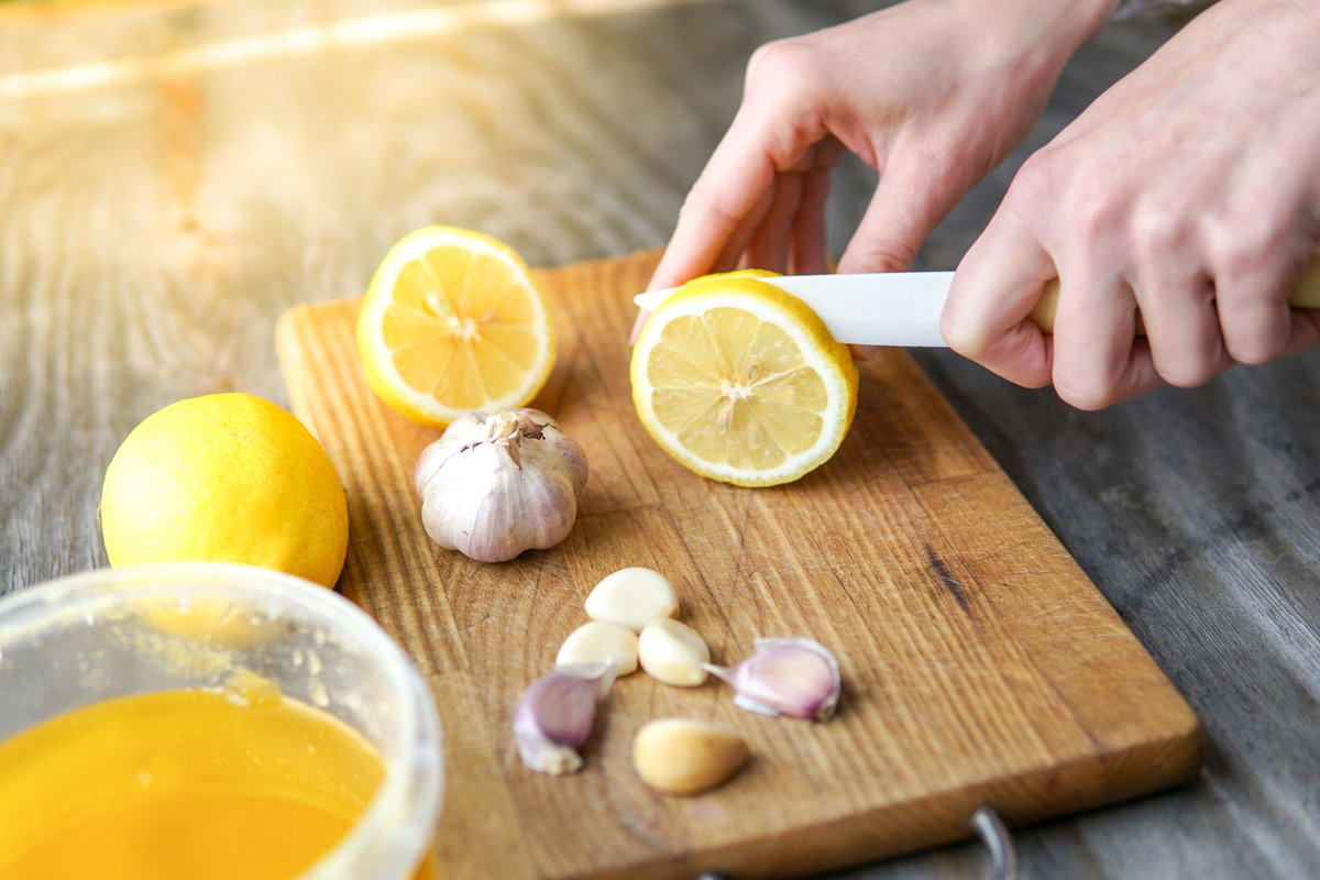 Die Knoblauch-Zitronen-Kur hält gesund.