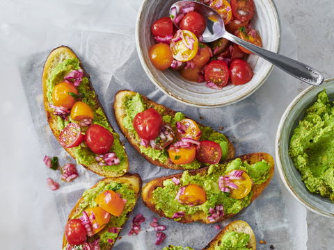 Rezept für bunten Tomatensalat auf Edamame-Bruschetta