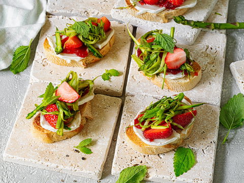 So gut! Crostini mit Spargel, Erdbeeren und Ziegenkäse