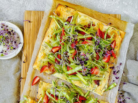 Leichter als Pizza: Dieser Spargel-Erdbeer-Flammkuchen hat unter 450 Kalorien und macht trotzdem satt
