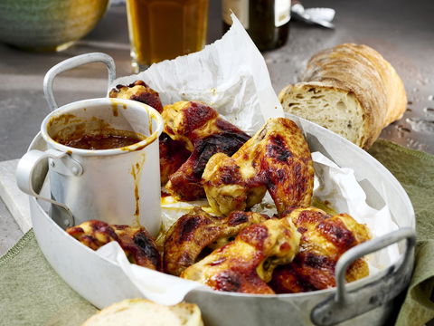 Das Geheimnis für knusprige Chicken Wings: Mit dieser Bier-BBQ-Marinade gelingen sie garantiert