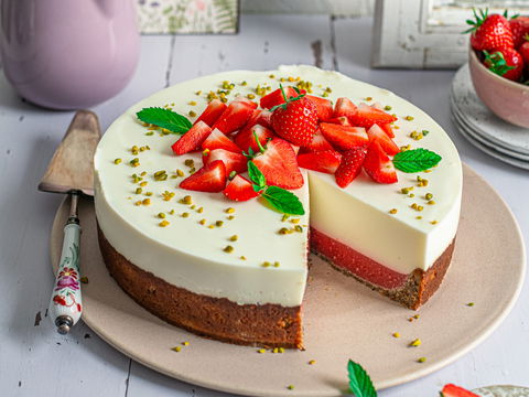 Diese leichte Erdbeer-Joghurt-Torte schmeckt wie vom Konditor