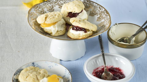 Tea Time zu Hause: Luftige britische Scones mit Frischkäse-Sahne