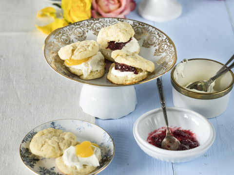 Tea Time zu Hause: Luftige britische Scones mit Frischkäse-Sahne