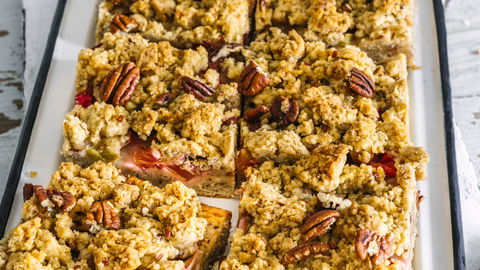Rhabarberkuchen-Rezept: So bleibt der Boden knusprig und saftig