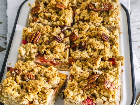 Rhabarberkuchen-Rezept: So bleibt der Boden knusprig und saftig