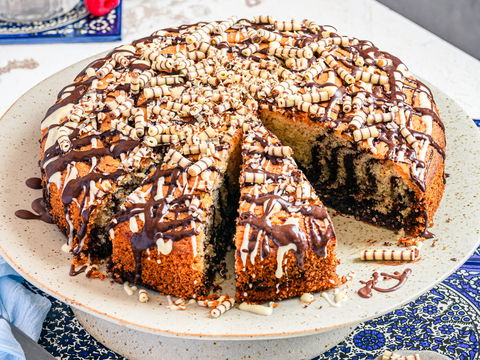 Vergessen Sie trockenen Rührkuchen: Dieser Zebra-Marmorkuchen bleibt tagelang saftig
