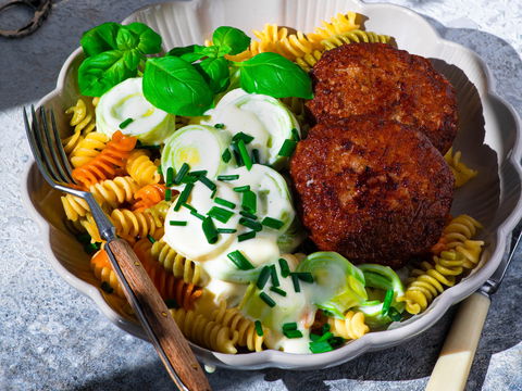Kochen für 2,10 €: Deftige Frikadellen mit cremigem Lauch-Käse-Gemüse