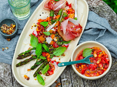 Schluss mit Hollandaise: Diese fruchtige Erdbeer-Salsa ist der neue Star zum Spargel