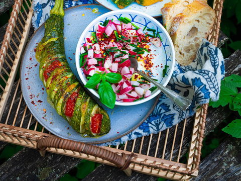 Low Carb Grill-Hit: Diese Zucchini mit scharfer Salsa stiehlt jedem Steak die Show