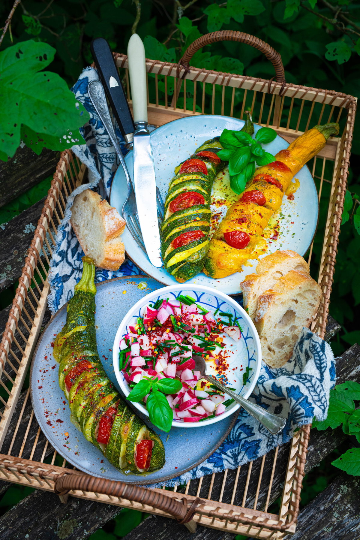 Ein Duo für die Vitalität: Die Kombination aus warmem Grillgemüse und der scharfen Radieschen-Salsa liefert wertvolle Ballaststoffe und Vitamin C bei vollem Genuss.