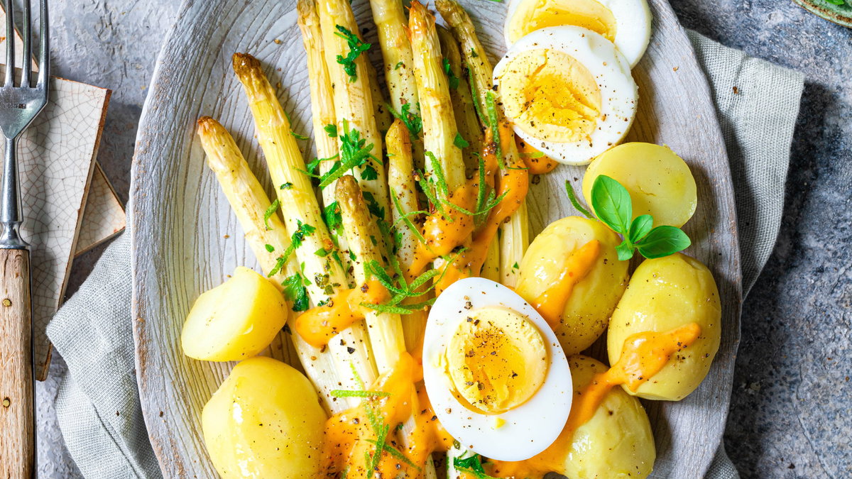 Ofen-Spargel mit Ajvar-Limetten-Hollandaise