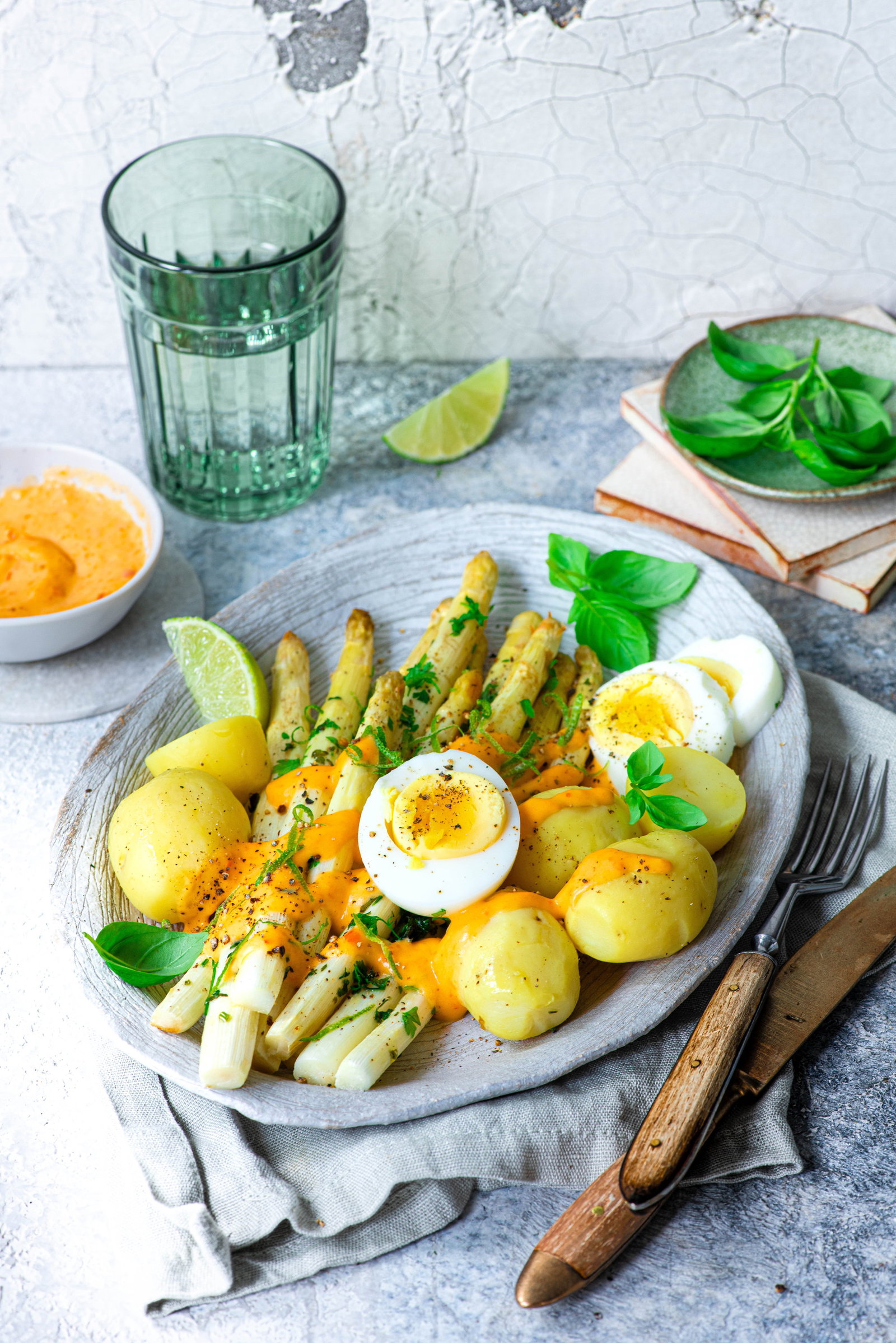 Spargel mal anders: Schnelles Rezept vom Blech mit Ajvar-Limetten-Hollandaise