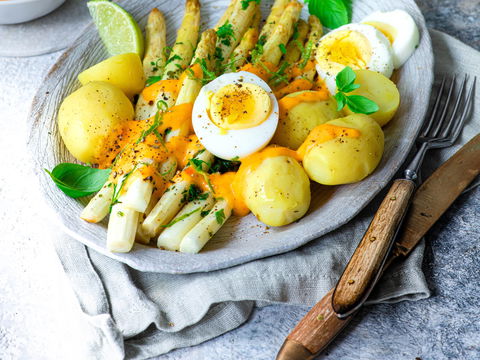 Spargel mal anders: Schnelles Rezept vom Blech mit Ajvar-Limetten-Hollandaise