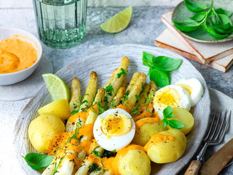 Spargel mal anders: Schnelles Rezept vom Blech mit Ajvar-Limetten-Hollandaise