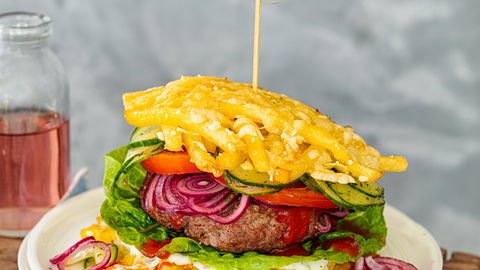 Genialer Food-Hack: Dieser Pommes-Burger für 2,70 € aus dem Waffeleisen ist Kult