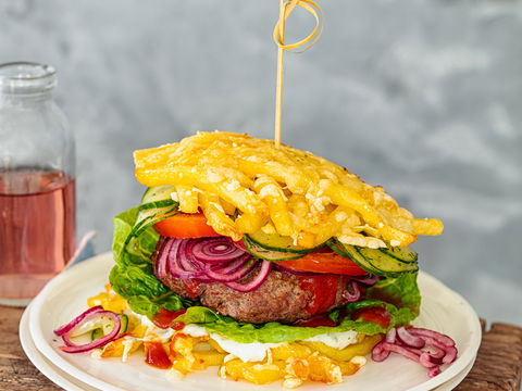 Genialer Food-Hack: Dieser Pommes-Burger für 2,70 € aus dem Waffeleisen ist Kult