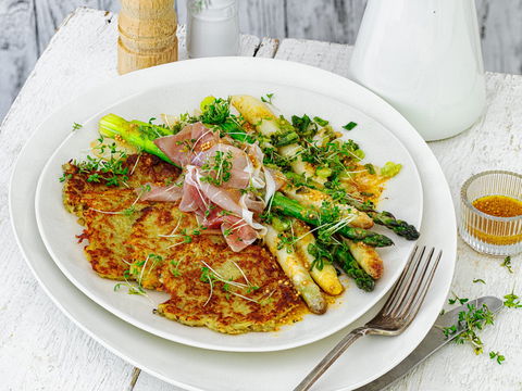 Krosse Reibekuchen treffen Spargel-Salat: Warum diese Kombination 2026 das ultimative Frühlings-Essen ist