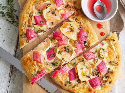 Fruchtig und cremig: Unser Rezept für Rhabarber-Pinsa mit Ziegenkäse