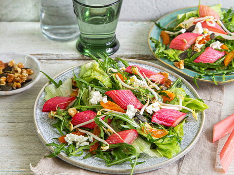 Heute servieren wir Ihnen Blattsalat mit Ofenrhabarber 