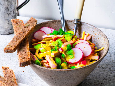 Herzhafter Klassiker in 10 Minuten: Dieser Schweizer Wurstsalat ist die perfekte Feierabend-Brotzeit