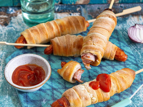 Stockbrot Hot Dogs: Das ultimative Rezept für das Lagerfeuer am 1. Mai
