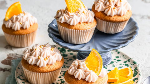 Süßer Feiertags-Ausklang: Fluffige Aperol-Cupcakes mit federleichtem Ricotta-Frosting