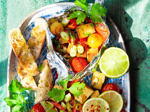Die beste Fleisch-Alternative: Saftiger BBQ-Tofu mit buntem Knusper-Gemüse vom Grill