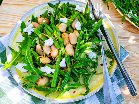 Die Eiweiß-Kombi für den Sommer: Schneller Bohnensalat mit Ziegenfrischkäse