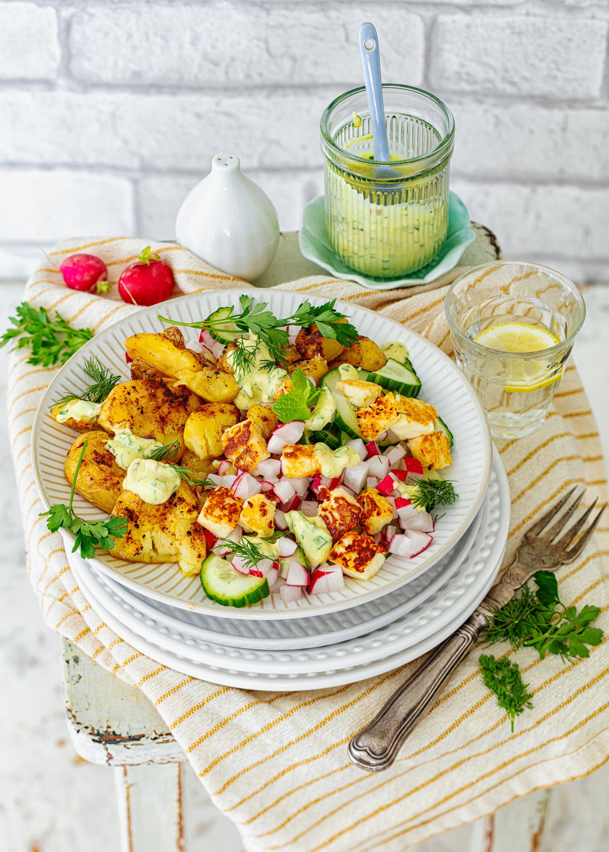 Crispy Kartoffelsalat mit Radieschen, Gurken und leichtem Kräuter-Joghurt-Dressing