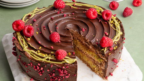 Der virale Internet-Hype als Pfingst-Wunder: Schnelle Dubai-Torte mit Pistaziencreme und frischen Himbeeren
