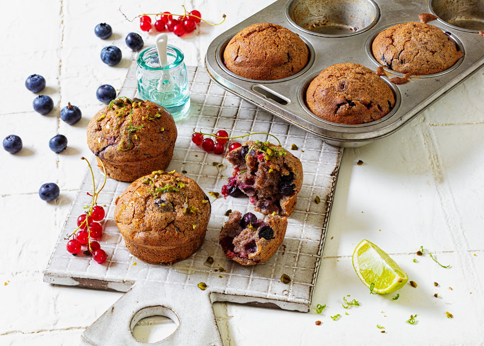 Süßes ohne Reue: Diese saftigen Beeren-Mohn-Muffins kommen komplett ohne Industriezucker aus