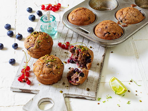 Süßes ohne Reue: Diese saftigen Beeren-Mohn-Muffins kommen komplett ohne Industriezucker aus
