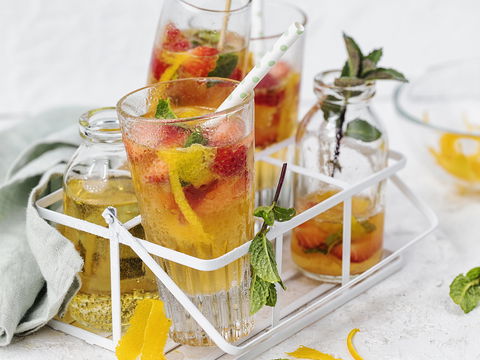 Erdbeerbowle mit Orange und Minze -