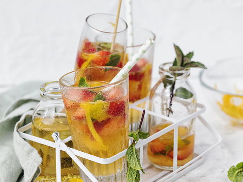 Erdbeerbowle mit Orange und Minze -