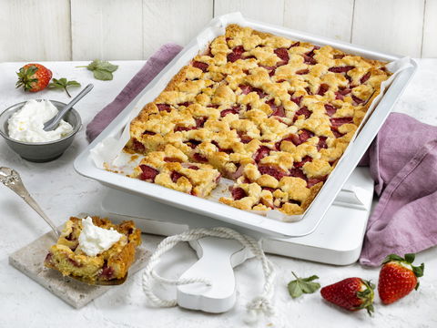 Saftiger Erdbeerkuchen vom Blech: Das schnelle Rezept mit Knusper-Streuseln