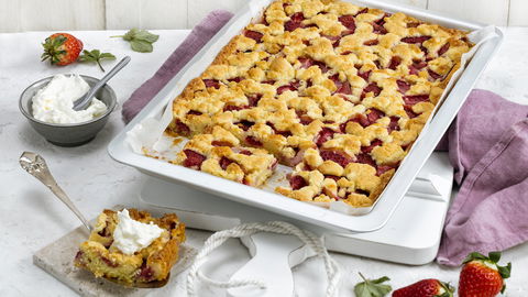 Saftiger Erdbeerkuchen vom Blech: Das schnelle Rezept mit Knusper-Streuseln