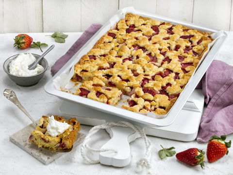 Saftiger Erdbeerkuchen vom Blech: Das schnelle Rezept mit Knusper-Streuseln