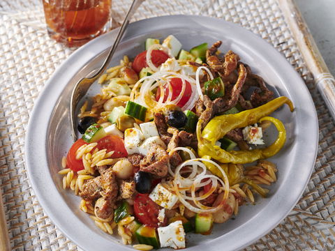 Gyros-Salat mit Kritharaki-Nudeln: Urlaubsfeeling auf dem Teller