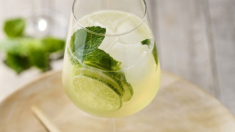 Der perfekte Hugo: So mixen Sie den spritzigen Klassiker zum Muttertag