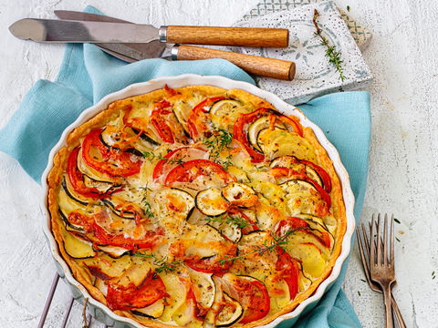 Schichtenweise Feierabend-Glück: Knusprige Kartoffelquiche mit Zucchini und geschmolzenem Parmesan