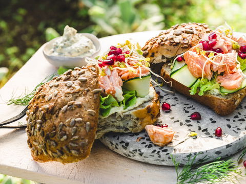 Vergessen Sie Fleisch: Dieser saftige Pulled Lachs-Burger ist das ultimative Highlight für das Grill-Wochenende