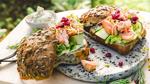 Vergessen Sie Fleisch: Dieser saftige Pulled Lachs-Burger ist das ultimative Highlight für das Grill-Wochenende